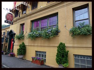 Captain Lindsey House Inn with Windowbox Gardens